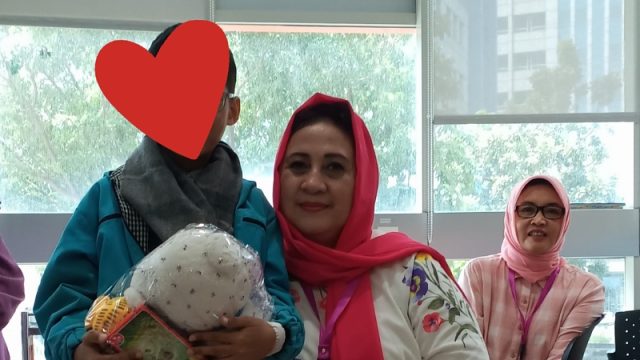 Atraksi Baca Nyaring  dan Membuat Mainan Kertas pada Penderita Thalassemia di HAN 2024