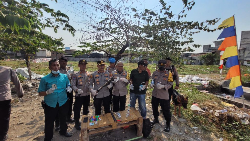 Polisi Gerebek Lapak Narkoba di Kampung Boncos, Sahroni: Ambil Langah Tegas