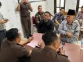 Kejari Indramayu Terima Tahap II Kasus Yayasan dan Pencucian Uang: Penyerahan Tersangka dan Barang Bukti