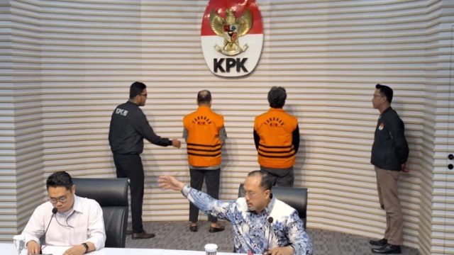 KPK Tahan Tiga Tersangka Kasus Korupsi Pengadaan Server Fiktif