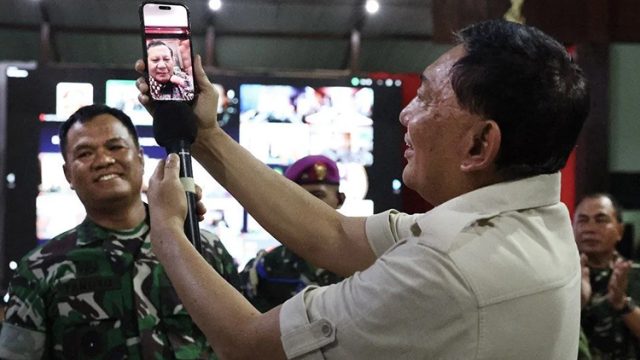 Presiden Prabowo Subianto Menyemangati Prajurit TNI di Papua pada Malam Tahun Baru 2025