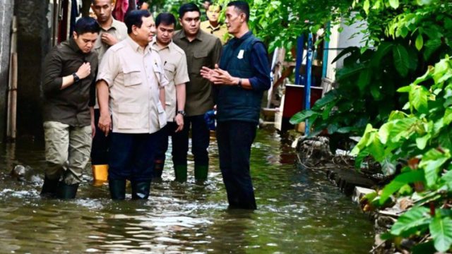 Presiden Prabowo Kunjungi Warga Terdampak Banjir di Babelan, Berbuka Puasa Bersama Masyarakat