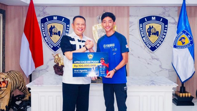 Ketua Umum IMI Bamsoet Beri Uang Pembinaan Rp 100 Juta untuk Arai Agaska, Sang Juara Dunia Balap Motor