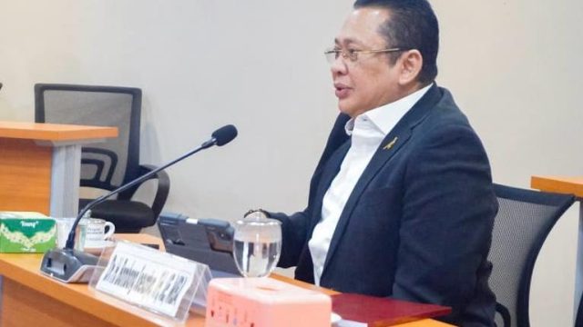 Bambang Soesatyo (Bamsoet) saat menjadi penguji sidang proposal disertasi doktor ilmu hukum di Universitas Borobudur Jakarta.