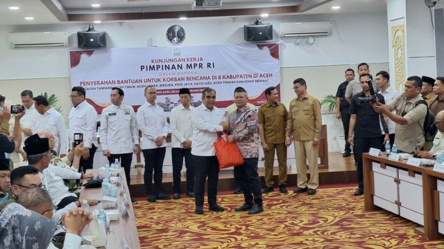 Ketua MPR RI Ahmad Muzani secara simbolis menyerahkan paket bantuan kepada Gubernur Aceh Muzakir Manaf di Kantor Gubernur Aceh untuk korban banjir bandang.