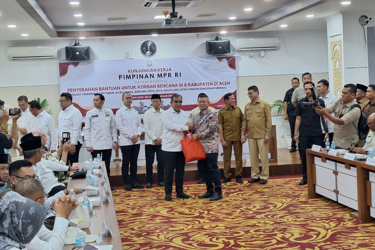 Ketua MPR RI Ahmad Muzani secara simbolis menyerahkan paket bantuan kepada Gubernur Aceh Muzakir Manaf di Kantor Gubernur Aceh untuk korban banjir bandang.