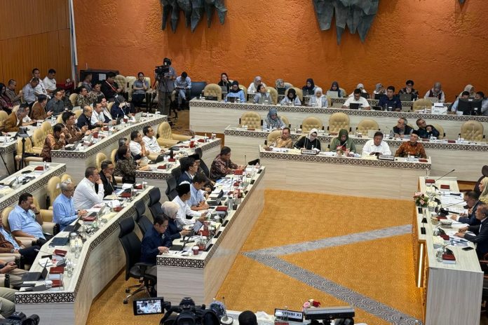 Wakil Ketua DPR Sufmi Dasco Ahmad saat memberikan keterangan pers terkait kesepakatan penanganan BPJS PBI di Gedung DPR, Jakarta.