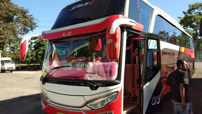 Armada bus AKAP PO Gumarang Jaya yang siap melayani penumpang rute Jakarta-Padang untuk angkutan mudik Lebaran.