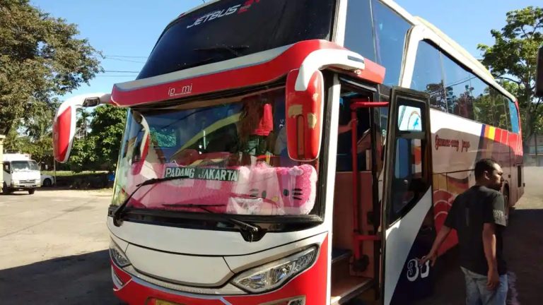 Armada bus AKAP PO Gumarang Jaya yang siap melayani penumpang rute Jakarta-Padang untuk angkutan mudik Lebaran.