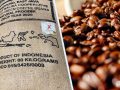 Ilustrasi produk UMKM Indonesia seperti kopi dan kerajinan tangan yang siap dikirim menggunakan kontainer logistik ke Amerika Serikat.