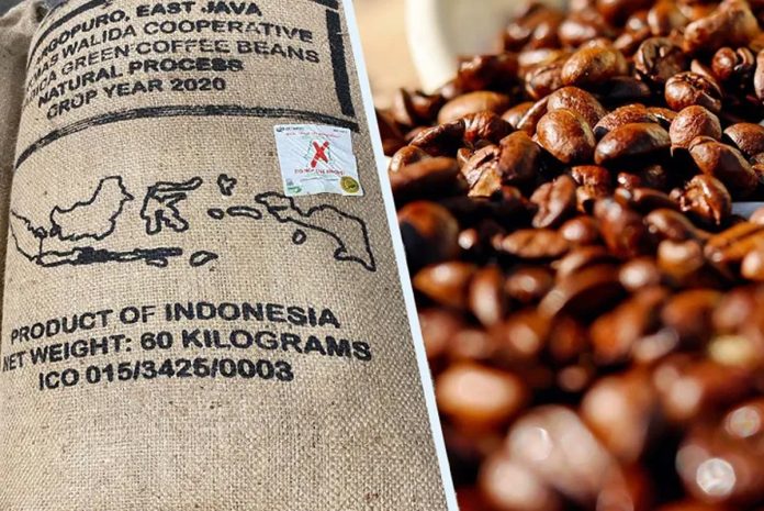 Ilustrasi produk UMKM Indonesia seperti kopi dan kerajinan tangan yang siap dikirim menggunakan kontainer logistik ke Amerika Serikat.