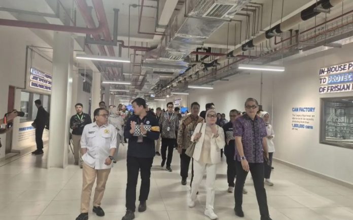 Kunjungan kerja Komisi VII DPR RI ke pabrik Frisian Flag Cikarang untuk meninjau kapasitas produksi susu nasional guna program Makan Bergizi Gratis.