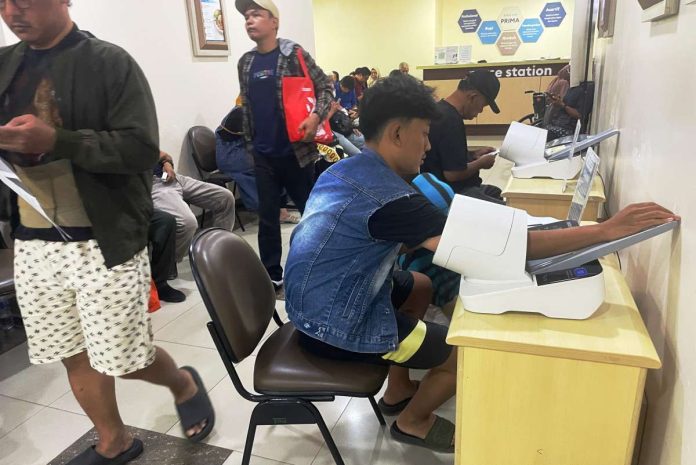 Menteri Sosial Saifullah Yusuf (Gus Ipul) saat memberikan keterangan pers terkait perkembangan rencana penghapusan piutang iuran BPJS Kesehatan.