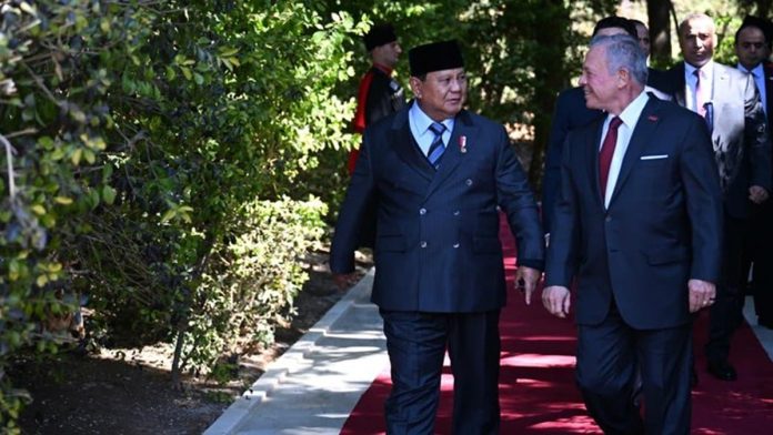 Presiden Prabowo Subianto bersalaman dengan Raja Abdullah II ibn Al Hussein di Istana Basman, Amman, Yordania, dalam kunjungan kenegaraan Februari 2026.