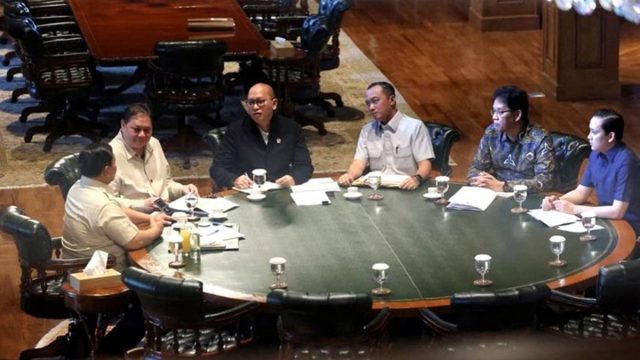 Presiden Prabowo Subianto bersama Airlangga Hartarto, Rosan Roeslani, Prasetyo Hadi, dan Purbaya dalam rapat terbatas di Hambalang.