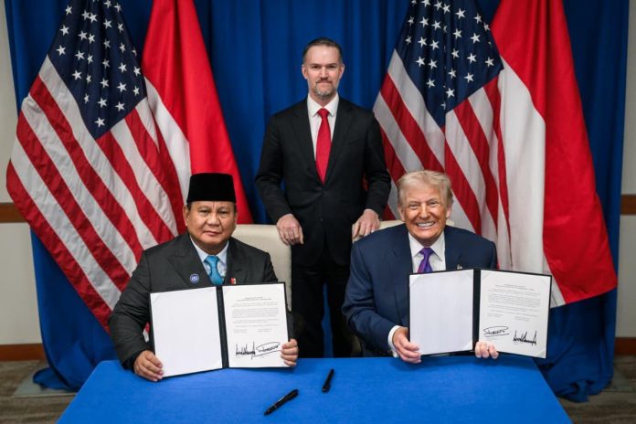 Presiden Prabowo Subianto dan Presiden AS Donald Trump bersalaman usai menandatangani perjanjian tarif timbal balik di Washington DC.