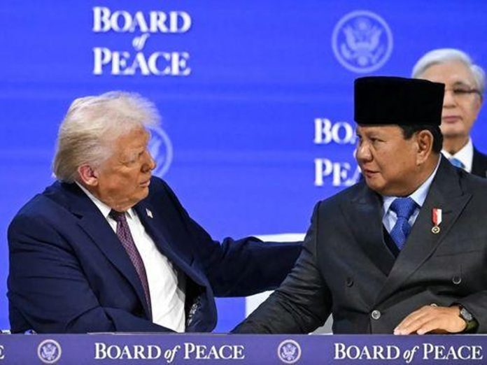 Presiden RI Prabowo Subianto saat disambut oleh Presiden AS Donald Trump dalam KTT perdana Board of Peace di Washington DC.