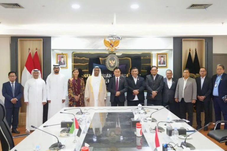 Menko Yusril Ihza Mahendra saat melakukan pertemuan bilateral dengan Duta Besar UEA Abdulla Salem Aldhahheri di Jakarta.