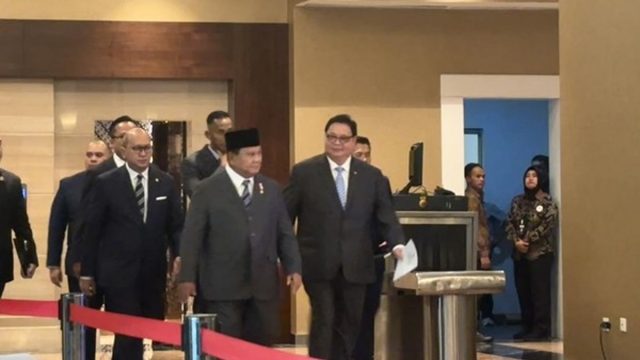  Presiden Prabowo Subianto bersama Menko Perekonomian Airlangga Hartarto dalam acara Indonesia Economic Outlook 2026 di Jakarta.