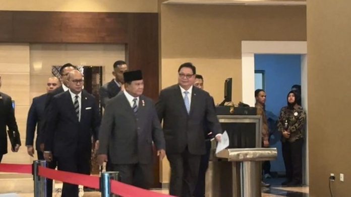  Presiden Prabowo Subianto bersama Menko Perekonomian Airlangga Hartarto dalam acara Indonesia Economic Outlook 2026 di Jakarta.