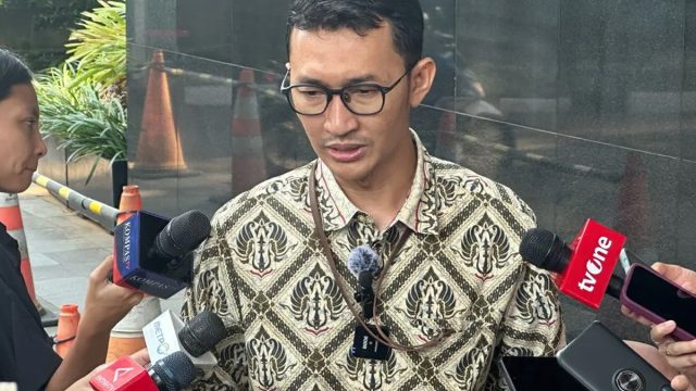 Juru Bicara KPK Budi Prasetyo mengonfirmasi pemanggilan saksi berinisial RR.