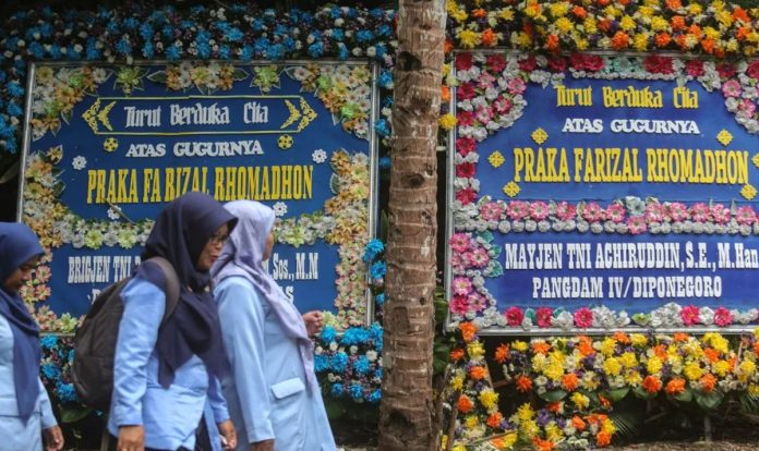 Ucapan dukacita di kediaman salah satu dari tiga prajurit TNI yang gugur di Lebanon.