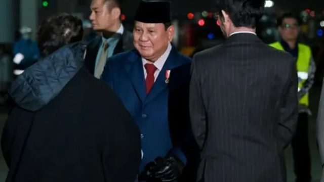 Presiden RI Prabowo Subianto saat tiba di Bandara Haneda Tokyo disambut pejabat tinggi Jepang untuk memulai kunjungan kenegaraan strategis. (ANTARA)