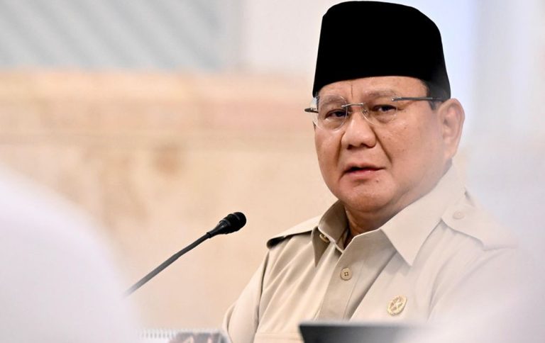 Presiden Prabowo Subianto memberikan arahan di depan para Ketua DPRD seluruh Indonesia dalam kegiatan Kursus Pemantapan Pimpinan Daerah di Magelang.