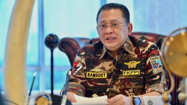 Bambang Soesatyo saat memberikan pernyataan resmi mengutuk serangan terhadap pasukan perdamaian PBB asal Indonesia di Lebanon selatan.