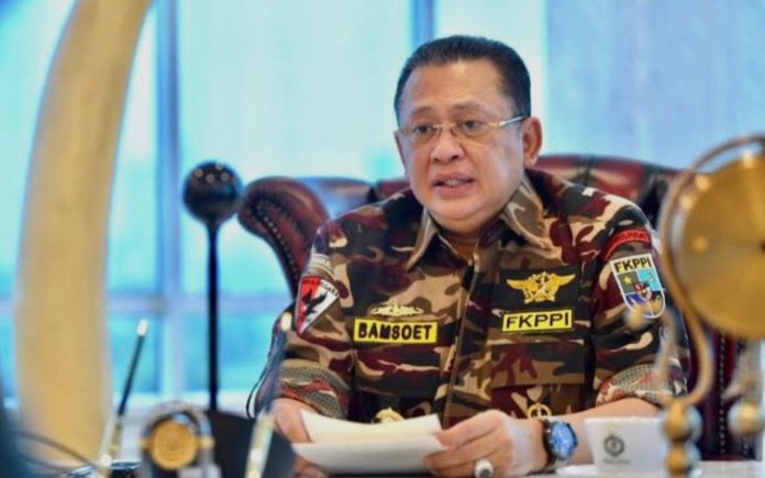 Bambang Soesatyo saat memberikan pernyataan resmi mengutuk serangan terhadap pasukan perdamaian PBB asal Indonesia di Lebanon selatan.