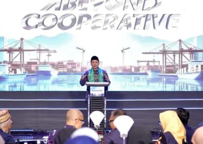 Menteri Koperasi Ferry Juliantono memberikan paparan mengenai peran strategis Koperasi Desa/Kelurahan Merah Putih (KDKMP) bagi UMKM lokal. (ANTARA)