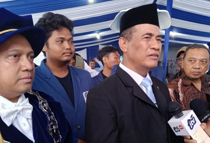 Menteri Pertanian Andi Amran Sulaiman saat memberikan pidato kunci mengenai kemandirian energi dan penerapan B50 di ITS Surabaya.