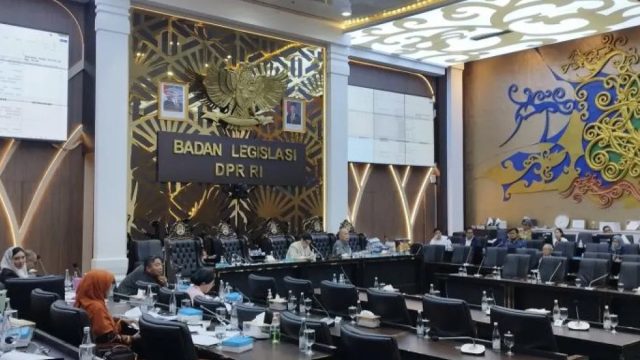 Anggota Baleg DPR RI Daniel Johan saat memberikan keterangan mengenai perkembangan pembahasan tahap akhir RUU PPRT di kompleks parlemen, Senayan.