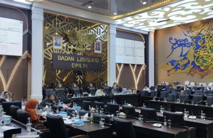 Anggota Baleg DPR RI Daniel Johan saat memberikan keterangan mengenai perkembangan pembahasan tahap akhir RUU PPRT di kompleks parlemen, Senayan.