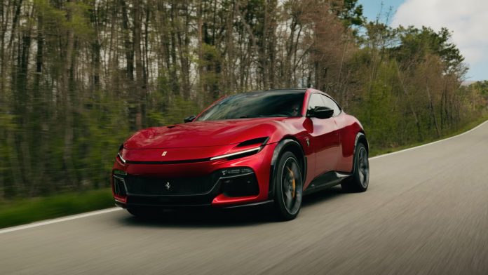 Tampak samping Ferrari Purosangue Handling Speciale dengan velg diamond-cut baru dan logo kuda jingkrak di fender serat karbon.