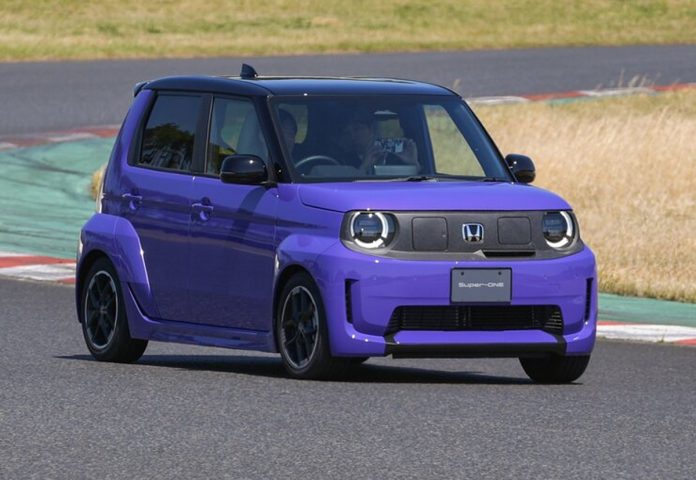 Tampilan eksterior mobil listrik kompak Honda Super-ONE yang memiliki desain ringan dan fitur simulasi suara mesin balap.