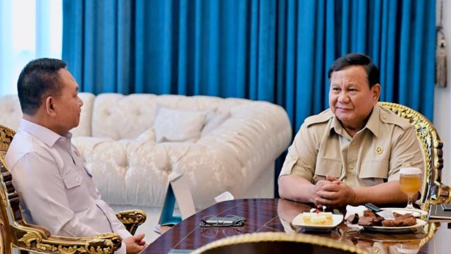 Presiden Prabowo Subianto saat menggelar pertemuan strategis dengan Penasihat Khusus Presiden Bidang Pertahanan Nasional Dudung Abdurachman di Istana Merdeka.