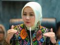 Anggota Komisi VIII DPR RI Atalia Praratya saat memberikan pernyataan mengenai pentingnya pendampingan berkelanjutan bagi anak jalanan dalam program Sekolah Rakyat.