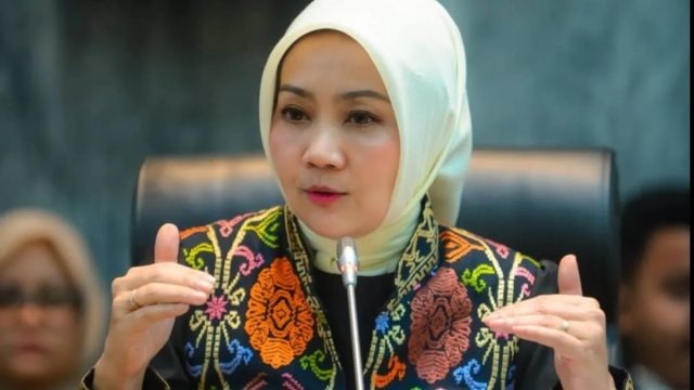 Anggota Komisi VIII DPR RI Atalia Praratya saat memberikan pernyataan mengenai pentingnya pendampingan berkelanjutan bagi anak jalanan dalam program Sekolah Rakyat.