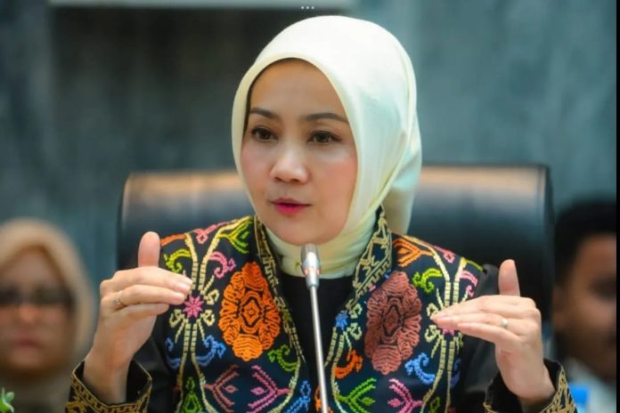 Anggota Komisi VIII DPR RI Atalia Praratya saat memberikan pernyataan mengenai pentingnya pendampingan berkelanjutan bagi anak jalanan dalam program Sekolah Rakyat.