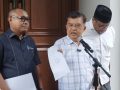 Wakil Presiden ke-10 dan ke-12 RI Jusuf Kalla saat memberikan keterangan pers di kediamannya terkait bantahan pendanaan isu ijazah Jokowi.