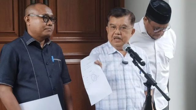 Wakil Presiden ke-10 dan ke-12 RI Jusuf Kalla saat memberikan keterangan pers di kediamannya terkait bantahan pendanaan isu ijazah Jokowi.