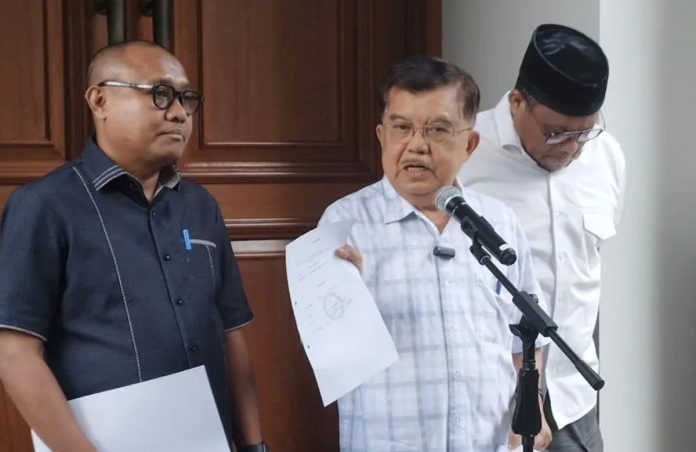 Wakil Presiden ke-10 dan ke-12 RI Jusuf Kalla saat memberikan keterangan pers di kediamannya terkait bantahan pendanaan isu ijazah Jokowi.
