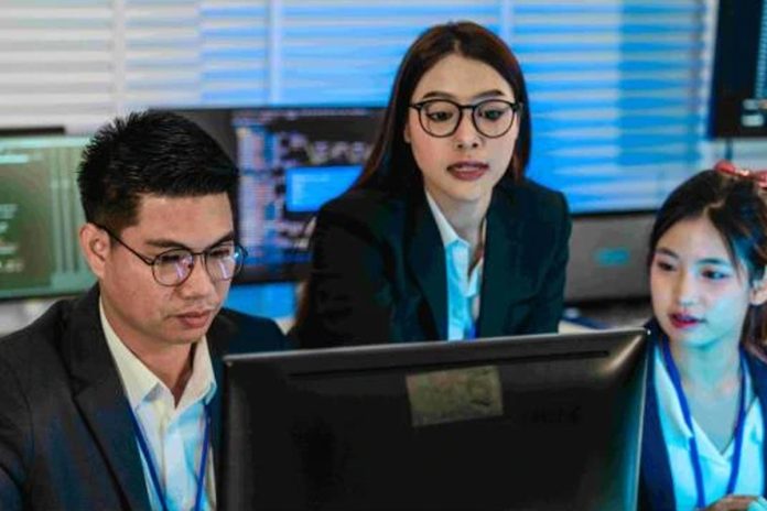 Ilustrasi profesional IT sedang melakukan coding untuk pengembangan aplikasi di instansi pemerintahan.