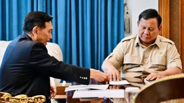 Presiden Prabowo Subianto saat menerima Ketua Dewan Ekonomi Nasional Luhut Binsar Pandjaitan di Istana Merdeka Jakarta.