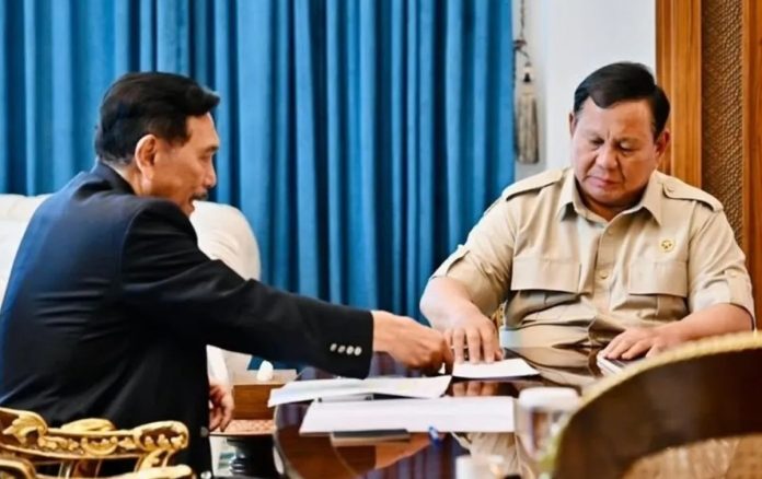 Presiden Prabowo Subianto saat menerima Ketua Dewan Ekonomi Nasional Luhut Binsar Pandjaitan di Istana Merdeka Jakarta.