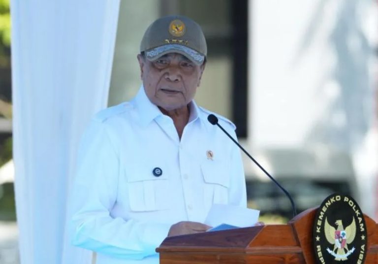 Menko Polkam Jenderal TNI (Purn) Djamari Chaniago saat memimpin Apel Kesiapsiagaan Karhutla di Pontianak, Kalimantan Barat.