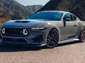Mobil Ford Mustang RTR Spec 3 berwarna Leadfoot Gray dengan modifikasi bodi wide-body, lampu LED khas RTR, dan velg bronze 20 inci.