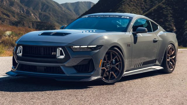 Mobil Ford Mustang RTR Spec 3 berwarna Leadfoot Gray dengan modifikasi bodi wide-body, lampu LED khas RTR, dan velg bronze 20 inci.