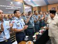 Presiden Prabowo Subianto memberikan pengarahan di depan 1.500 Komandan Satuan TNI di Universitas Pertahanan, Bogor.